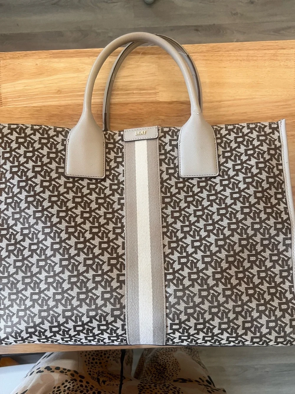 DKNY Beige & Brown Logo Tote Bag / carlita